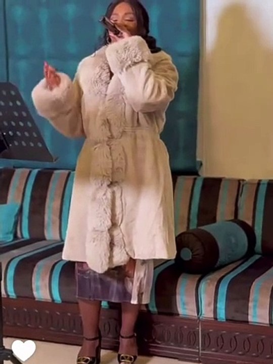 بإطلالة أنيقة: زهور سعود أثناء احتفال ملاك الحسيني بمولودها الجديد