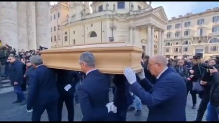 Funerali Milo, la bara accolta da applausi e il grido "Viva Sandra"