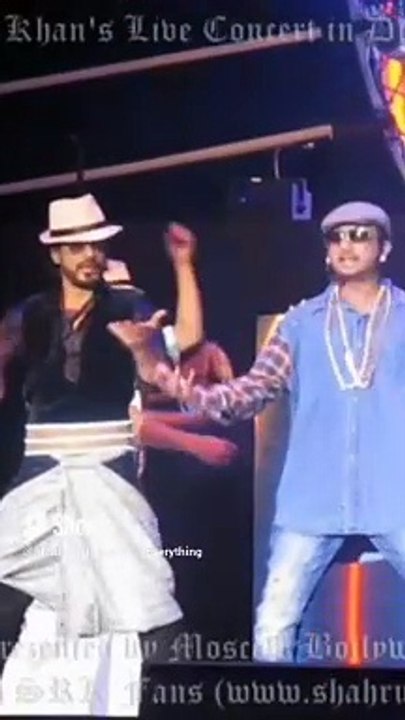 Shah Rukh Khan dances to  Lungi Dance on stage