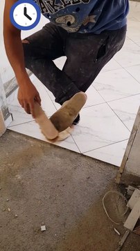 Comment remplir les joints de carreaux de céramique avec du ciment blanc