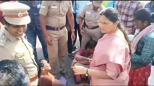 விபத்தில் சிக்கி உயிருக்கு போராடிய பெண்கள்; கடவுள் ரூபத்தில் வந்து காப்பாற்றிய ஆட்சியர் - பொதுமக்கள் பாராட்டு