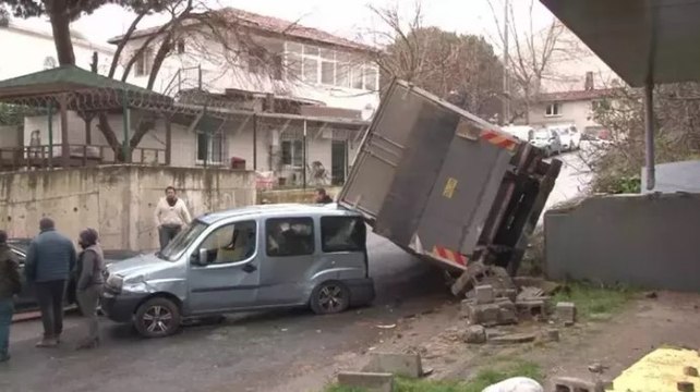 Ataşehir'de freni patlayan kamyon ortalığı birbirine kattı