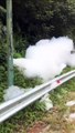 Bolhas gigantes de espuma invadem rodovia de Joinville dois dias após contaminação
