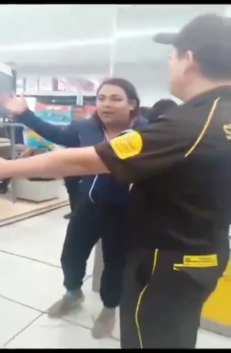 Pelea con policías