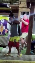 Policial reage a pegadinha de roubo de celular e rende influencer no Ceará