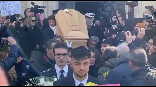 Sandra Milo icona di simpatia, l'ultimo saluto tra vip e gente comune