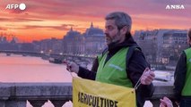 Parigi, attivisti di Greenpeace manifestano in favore dei contadini