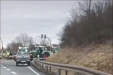 NOUVEAU SOULEVEMENT ALLEMAND – La plus grande zone commerciale de Thuringe, à Erfurter Kreuz, est complètement bloquée par les agriculteurs des deux côtés.
