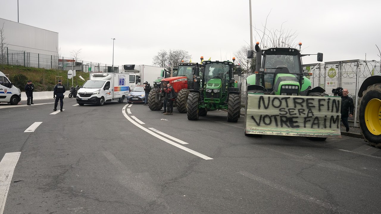 Agriculteurs en colère : des tracteurs se postent devant Rungis, 15 personnes en garde à vue