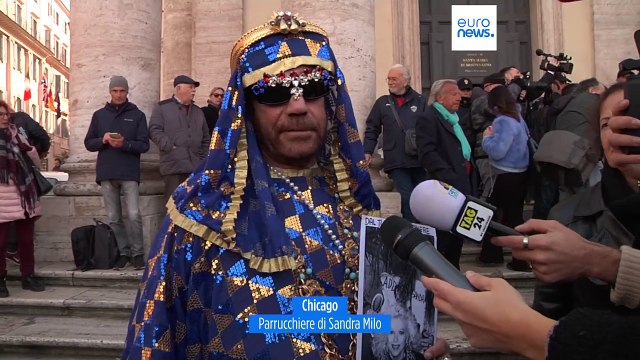 Cinema, Roma dà l'ultimo saluto a Sandra Milo: in centinaia ai funerali dell'attrice