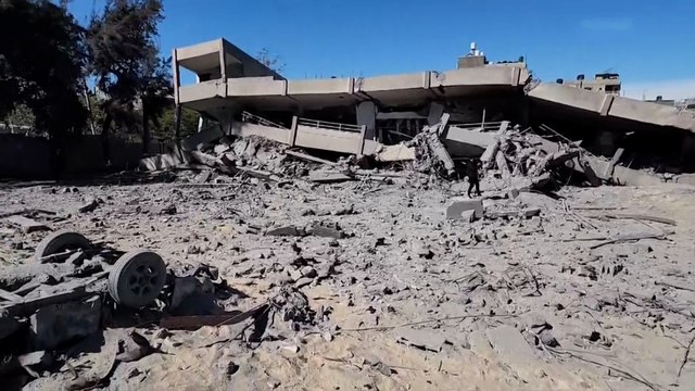 طائرات الاحتلال تدمر مدرسة بالنصيرات وتقصف منزلا بدير البلح