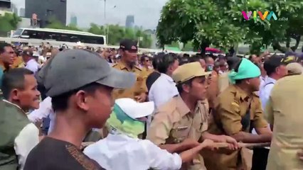 DPR Mencekam! Massa Apdesi Rusak Pagar hingga Dinding