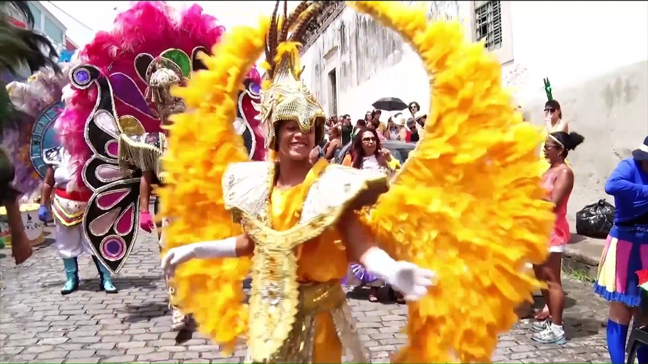 Tradição do Carnaval de Olinda, blocos rivais disputam preferência do folião