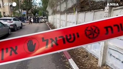 下载视频: Soldato israeliano travolto da un'auto a Haifa, l'attentatore e' stato ucciso