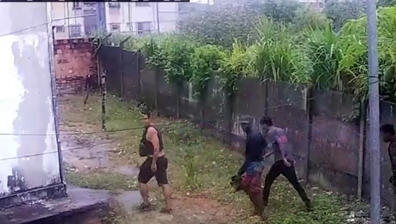 Câmera flagra chegada de traficantes fortemente armados em área residencial de Salvador