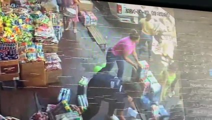 ​Video: comerciantes se enfrentan a gendarmes tras decomiso de productos en el mercado antiguo La Ramada