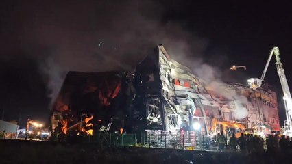 경북 문경 육가공품 공장에 불...구조대원 2명 고립 / YTN