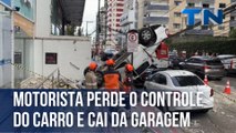 Motorista perde o controle do carro e cai da garagem na Praia da Costa