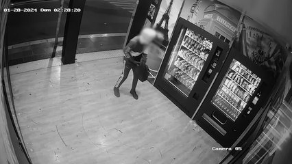 Bari, in azione ladro imbranato: per rubare le bevande si ferisce alla gamba