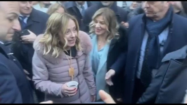 Giorgia Meloni ad Aosta tra selfie e Bella Ciao