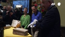 العثور في لاهاي على كبسولة زمنية عمرها 99 عاما تحت تمثال ملك هولندا