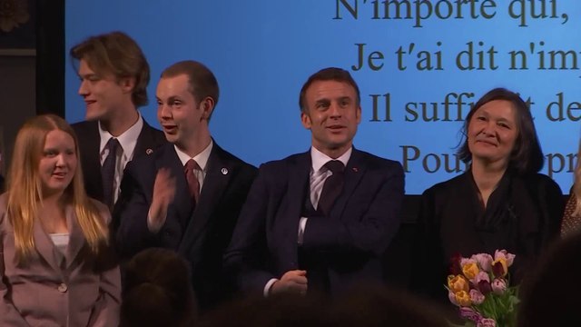 Emmanuel Macron chante Les Champs-Elysées de Joe Dassin avec des étudiants suédois