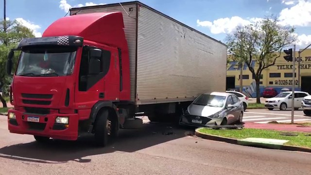 Carro e caminhão colidem no Pioneiros Catarinenses