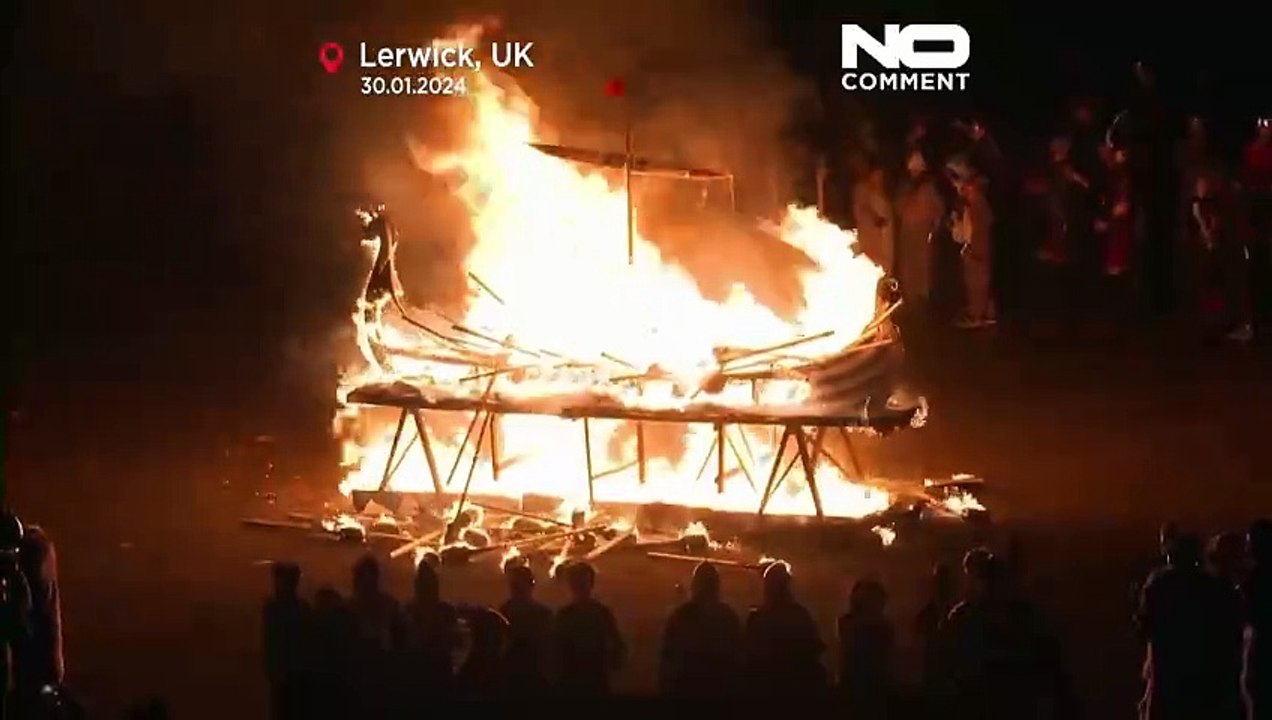 Wikingerboot in Flammen: Feier des nordischen Erbes