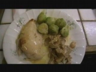 Pintade aux trois fromages, choux de Bruxelles et girolles