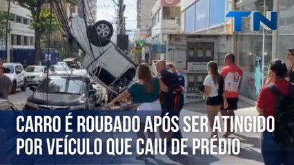 Carro é roubado após ser atingido por veículo que caiu de prédio na Praia da Costa