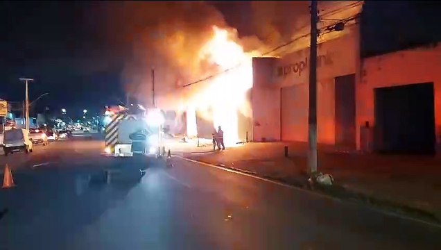 Incêndio de grandes proporções atinge loja de madeira no Barro Duro