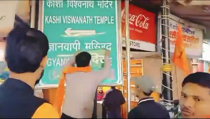 Video: ज्ञानवापी के बोर्ड से हिंदू पक्ष ने हटाया ‘मस्जिद’ शब्द, चिपकाया ‘मंदिर’ लिखा पोस्टर