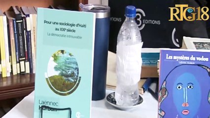 Pwofesè Hérold Toussaint fè vant siyati liv li ki titre"Le Métier d'Étudiant Guide Méthodologique