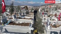 Depremde oğlu, gelini ile torunlarını kaybeden yaşlı kadın mezarlıktan ayrılamıyor