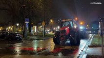 فيديو: المزارعون المحتجون يدخلون بروكسل على متن جراراتهم بالتزامن مع قمة لقادة الاتحاد الأوروبي