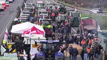 Fransız çiftçiler traktörlerle otoyolu kapattı