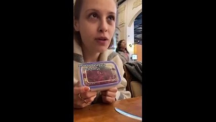 Restoranda artan yemekleri kaba koyan kadından Demet Akalın'a: Seninle aynı ülkede olmaktan utanıyorum