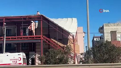 Yıkıma engel olmak için bebeğiyle kaçak yapının çatısına çıktı