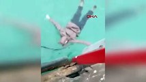 Denize atlayan kadını yüzme bilmeyen ''kahraman'' kurtardı