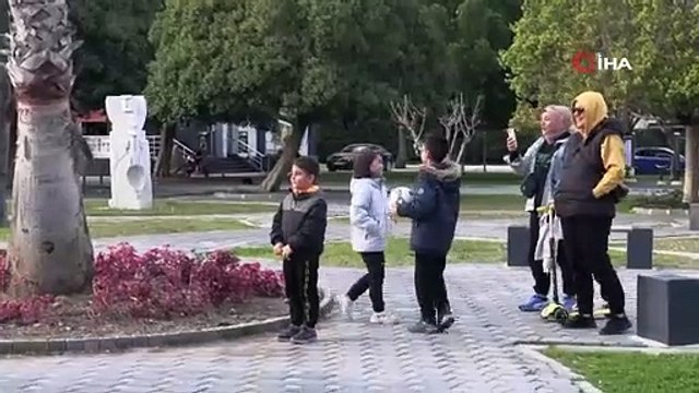 Kar yağmayan Antalya'ya çocuklar için yaylalardan kamyonlarla kar getirildi