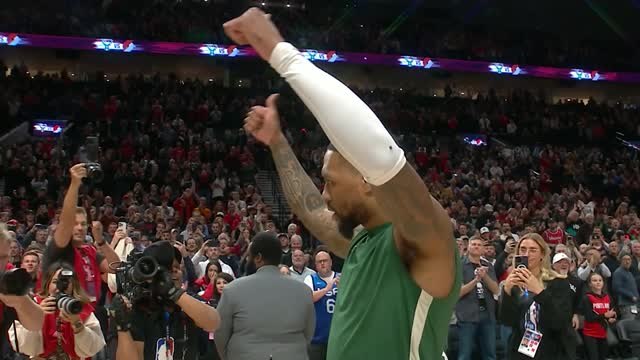 Lillard given standing ovation on Portland return