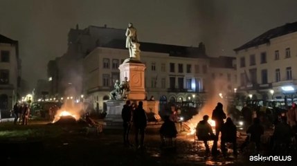 Download Video: Bruxelles, centinaia di trattori davanti al Parlamento europeo