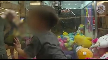 Australia, bambino intrappolato in una claw machine: la polizia lo salva