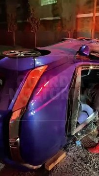 #Preliminar en calles de la colonia La Aurora de Guadalajara, un aparatoso choque dejó como saldo a un conductor lesionado tras volcar en su automóvil. El causante de este percance fue un camión de traslado de valores que circulaba a exceso de velocidad #