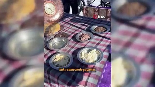 Gökyüzünde kahvaltı keyfi! Çılgın paraşütçü sosyal medyada viral oldu
