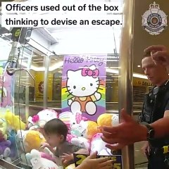 "Ganhaste prémio!" Polícia resgata menino preso em máquina de brinquedos