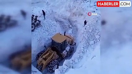 Bahçesaray'da çığ temizleme çalışmaları devam ediyor