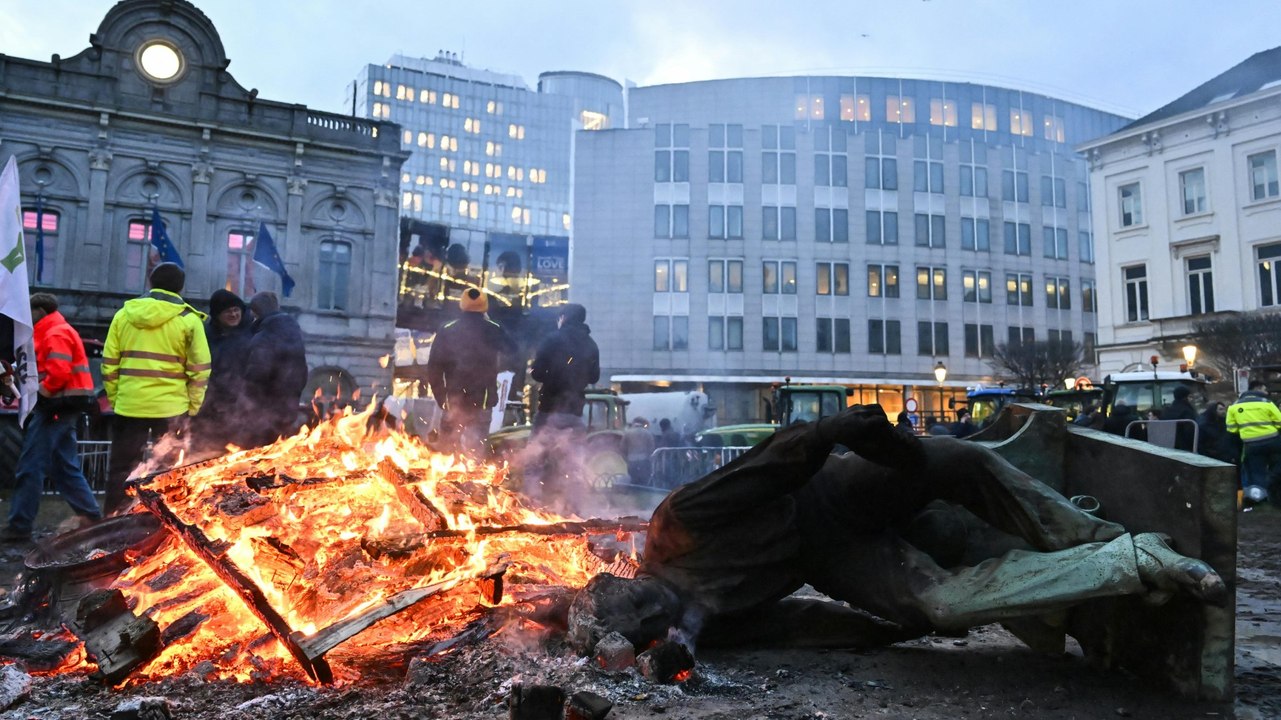 Wütende Bauern blockieren Europaviertel in Brüssel