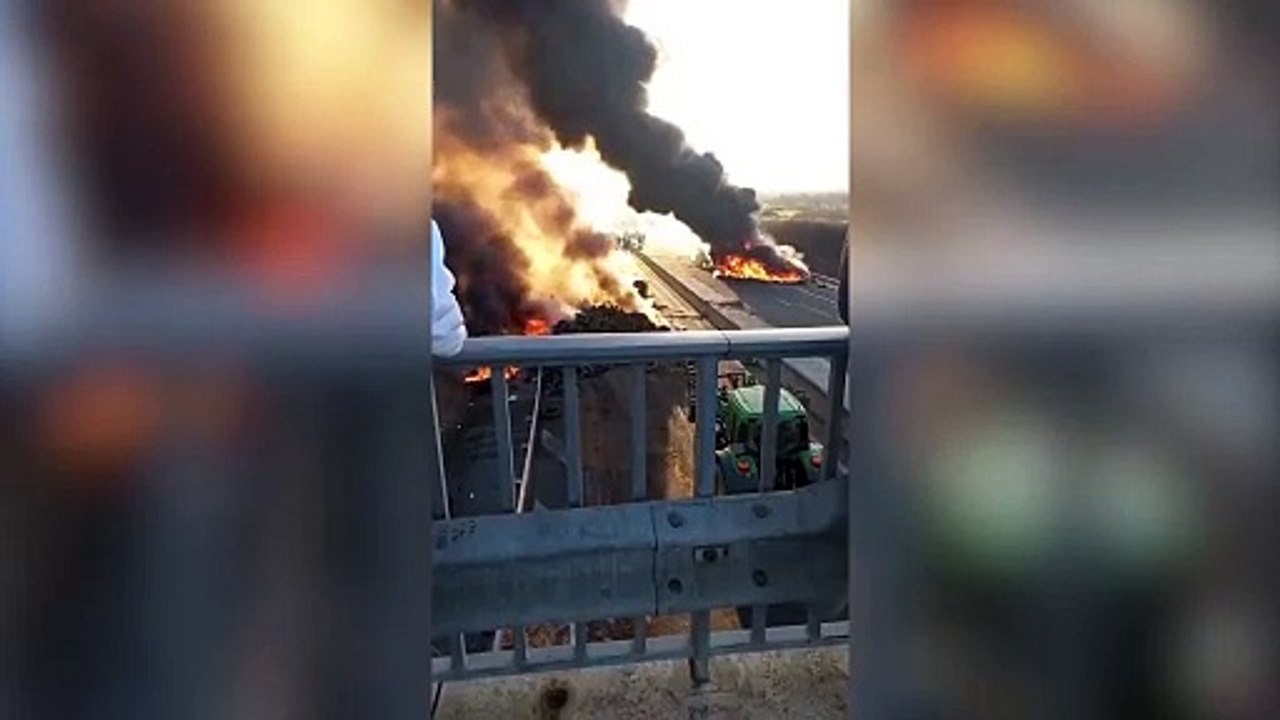 Fransa'da çiftçi protestoları devam ediyor: Otoyollar kapatıldı, çiftçiler otoyolu ateşe verdi