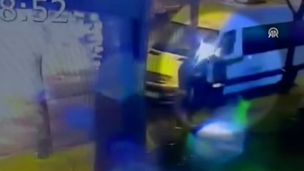 İstanbul'da bir binaya ateş açılma anı kamerada